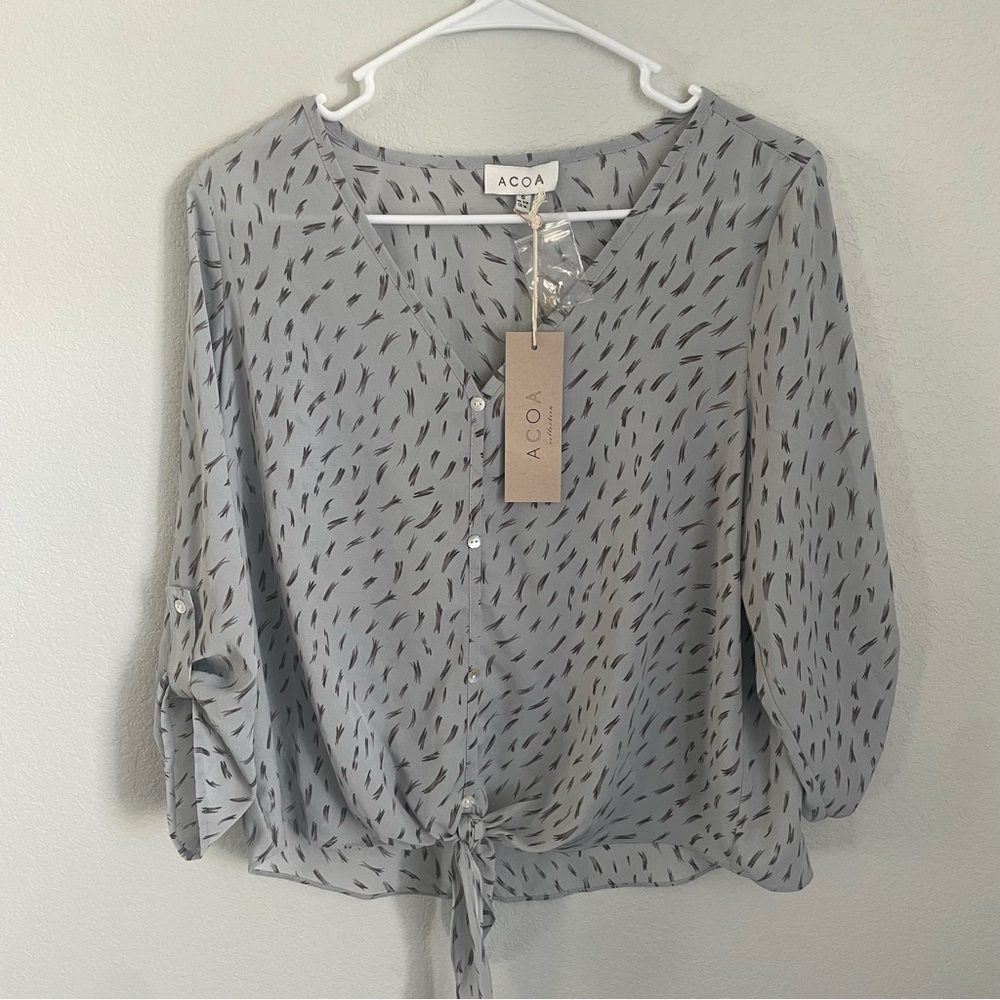 ACOA Grey Printed Tie Front Blouse NWT Lightweight 3/4 Sleeve Top Size Small - Picture 2 of 9